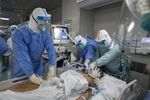 Nhân viên y tế điều trị cho bệnh nhân mắc COVID-19 tại một bệnh viện ở Vũ Hán, Trung Quốc ngày 5/5/2020. (Ảnh: THX/TTXVN)