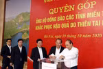 Thủ tướng Nguyễn Xuân Phúc và các Phó Thủ tướng ủng hộ đồng bào niền Trung khắc phục hậu quả do do thiên tai lũ lụt. (Ảnh: Thống Nhất/TTXVN)