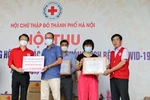 Hội Chữ thập đỏ Hà Nội tiếp nhận ủng hộ phòng, chống dịch COVID-19. (Ảnh: Thanh Tùng/TTXVN)