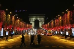 Đường phố tại Paris, Pháp, được trang hoàng rực rỡ đón Giáng sinh, ngày 22/11/2020. (Ảnh: THX/TTXVN) 