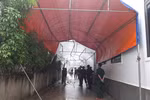 Ban Chỉ huy Quân sự Thành phố Vinh, Lữ đoàn Thông tin 80 cùng chính quyền địa phương cử người đến thăm hỏi, phụ giúp gia đình Đại úy Nguyễn Cảnh Cường, Đại đội trưởng, Đại đội 6, Tiểu đoàn 2, Lữ đoàn Thông tin 80, Quân khu IV lo liệu việc tang lễ. (Ảnh: B