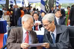 Giáo sư, Tiến sỹ Nguyễn Phú Trọng, Tổng Bí thư, Chủ tịch nước, cựu học sinh trường THPT Nguyễn Gia Thiều cùng nhà giáo Lê Đức Giảng (nguyên Bí thư Chi bộ, giáo viên chủ nhiệm lớp 10B - Trường Nguyễn Gia Thiều gần 60 năm về trước) xem lại những bức ảnh, cù