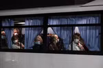 Các du khách Mỹ được sơ tán khỏi du thuyền Diamond Princess, hiện đang cách ly ở ngoài khơi thành phố Yokohama, Nhật Bản, sau khi nhà chức trách phát hiện các trường hợp nhiễm dịch viêm đường hô hấp cấp COVID-19, ngày 17/2/2020. (Ảnh: AFP/TTXVN)