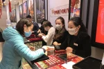 Khách hàng giao dịch vàng miếng. (Ảnh: Đức Duy/Vietnam+)