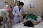 Điều trị cho bệnh nhân nghi ngộ độc do ăn pate Minh Chay tại Bệnh viện Đa khoa Đồng Nai. (Ảnh: Lê Xuân/TTXVN) 