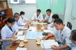 Các bác sỹ Bệnh viện Chợ Rẫy, Thành phố Hồ Chí Minh, hội chẩn liên chuyên khoa về ca bệnh nghi ngộ độc cấp. (Ảnh: TTXVN phát)