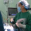 Bác sỹ Phí Thị Quỳnh Anh thực hiện một ca phẫu thuật cho trẻ. (Ảnh: Thùy Giang/Vietnam+)
