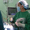 Bác sỹ Phí Thị Quỳnh Anh thực hiện một ca phẫu thuật cho trẻ. (Ảnh: Thùy Giang/Vietnam+)