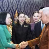Ủy viên Trung ương Đảng, Phó Chủ tịch Quốc hội Nguyễn Thị Thanh bắt tay Chủ tịch Quốc hội kiêm Chủ tịch Hạ viện Thái Lan ông Sophon Zaram tại triển lãm, ở giữa là Đại sứ đặc mệnh toàn quyền Vương quốc Thái Lan tại Việt Nam bà Urawadee Sriphiromya (Ảnh: TH/Vietnam+)