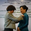 Tiến sỹ Ngô Phương Lan nhận Huân chương Văn học Nghệ thuật Pháp bậc Sỹ quan.