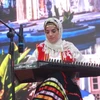 Nghệ sỹ ban nhạc Sar Afshan trình diễn với đàn Qanun, một nhạc cụ truyền thống của Iran có nhiều điểm tương đồng với đàn Tam thập lục tại Việt Nam. (Ảnh: Minh Anh/Vietnam+)