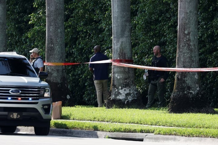 Lực lượng thực thi pháp luật Mỹ phong tỏa hiện trường vụ nổ súng nhằm vào sân golf của cựu Tổng thống Donald Trump ở thành phố West Palm Beach, bang Florida ngày 15/9. (Ảnh: Reuters/TTXVN)