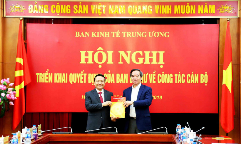 Ông Nguyễn Văn Bình, Ủy viên Bộ Chính trị, Bí thư Trung ương Đảng, Trưởng ban Kinh tế Trung ương trao Quyết định bổ nhiệm cán bộ cho ông Nguyễn Hồng Sơn. (Ảnh: Phương Hoa/TTXVN)