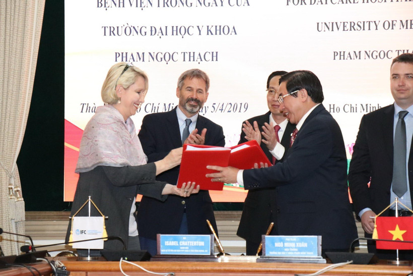 Bà Isabel Chatterton, Giám đốc Dịch vụ Tư vấn giao dịch PPP châu Á-Thái Bình Dương (thuộc IFC) ký kết hợp đồng tư vấn với ông Ngô Minh Xuân, Hiệu trưởng Trường Đại học Y khoa Phạm Ngọc Thạch. (Ảnh: Gia Thuận/TTXVN)