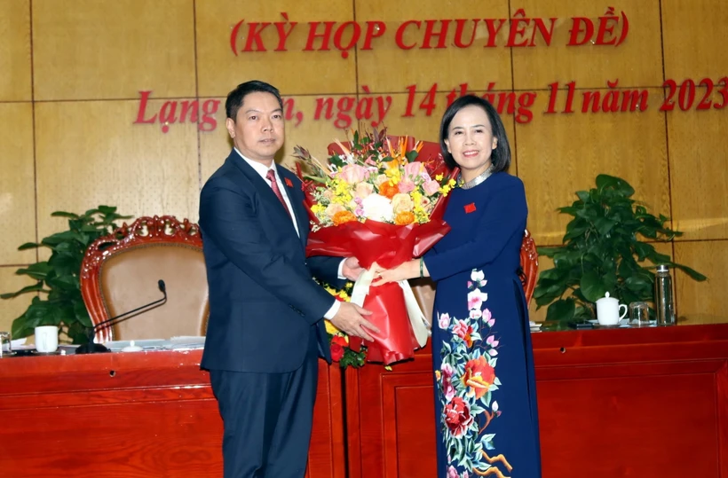 Chủ tịch Hội đồng Nhân dân tỉnh Lạng Sơn Đoàn Thị Hậu tặng hoa chúc mừng ông Đoàn Thanh Sơn được HĐND tỉnh bầu giữ chức Phó Chủ tịch UBND tỉnh Lạng Sơn, nhiệm kỳ 2021-2026. (Ảnh: Văn Đạt/TTXVN)