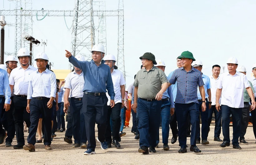 Thủ tướng Phạm Minh Chính kiểm tra tiến độ thi công Dự án Trạm biến áp 500kV Thanh Hóa tại xã Thiệu Phúc, huyện Thiệu Hóa, tỉnh Thanh Hóa. (Ảnh: Dương Giang/TTXVN)