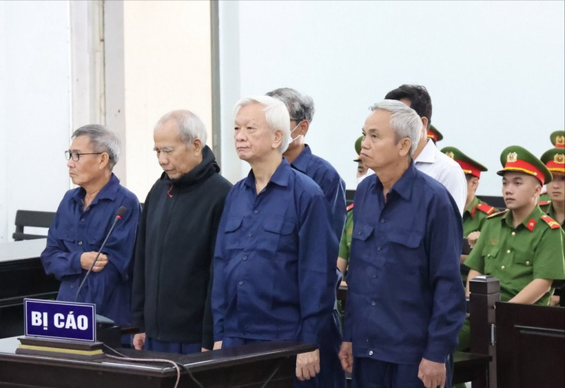 Sáu trong số chín bị cáo có mặt tại phiên tòa xét xử. (Ảnh: Tiên Minh/TTXVN)