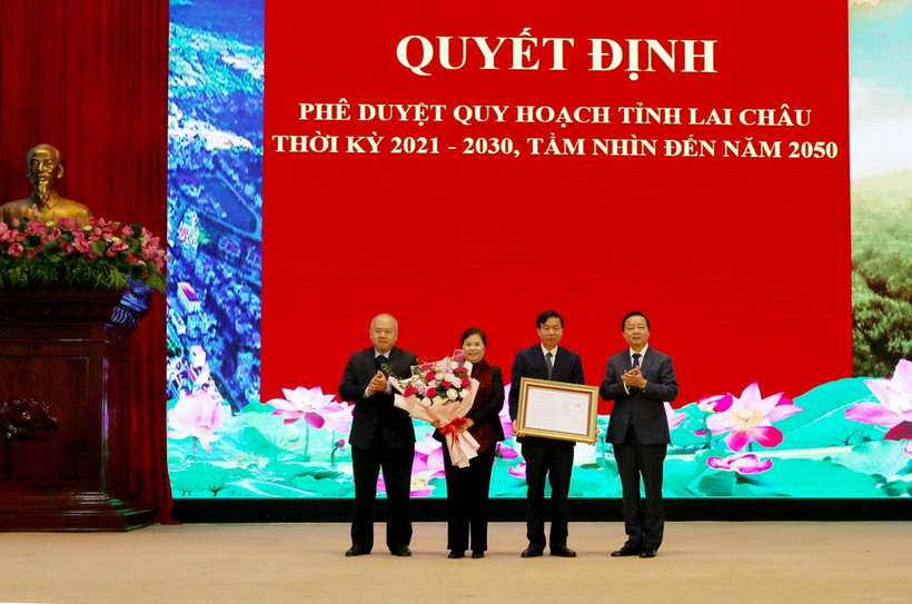 Phó Thủ tướng Chính phủ Trần Hồng Hà trao Quyết định phê duyệt quy hoạch tỉnh Lai Châu thời kỳ 2021-2030, tầm nhìn đến năm 2050. (Ảnh: Quý Trung/TTXVN)
