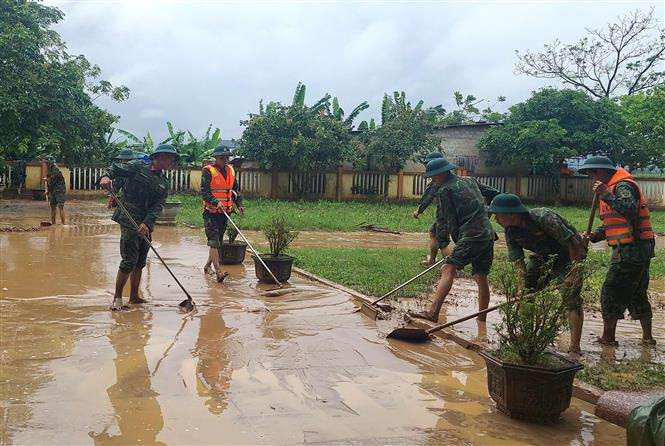 Lực lượng bộ đội hỗ trợ dọn bùn đất tại Trường Tiểu học và Trung học Cơ sở Cam Tuyền, huyện Cam Lộ, tỉnh Quảng Trị. (Ảnh: TTXVN phát)