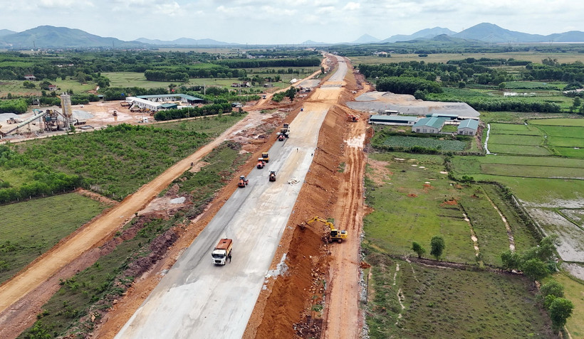 Máy móc, thiết bị được huy động tối đa nhằm đẩy nhanh tiến độ thi công dự án cao tốc Hàm Nghi-Vũng Áng thuộc Dự án Cao tốc Bắc-Nam đoạn qua Hà Tĩnh. (Ảnh: Hữu Quyết/TTXVN)