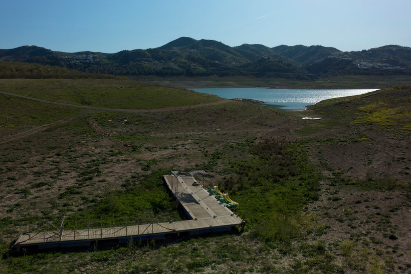 Hồ chứa nước cạn khô do hạn hán tại tỉnh Malaga, Tây Ban Nha. (Ảnh: AFP/TTXVN)