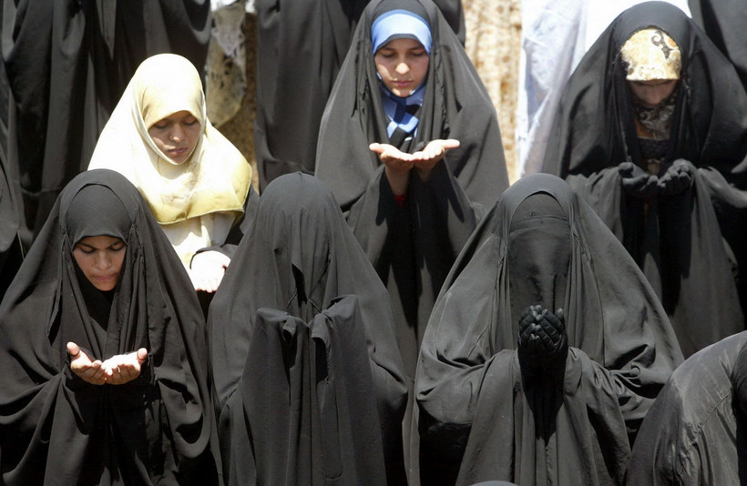 Phụ nữ Hồi giáo mặc áo choàng abaya tại một lễ cầu nguyện. (Ảnh: AFP/TTXVN)