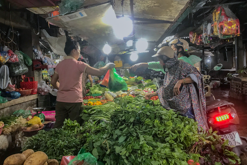 Sáng 8/9, giá rau xanh tăng mạnh tại các chợ truyền thống Hà Nội. (Ảnh: Việt Anh/Vietnam+)