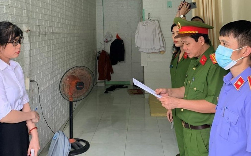 Cơ quan Cảnh sát điều tra Công an thành phố Biên Hòa thi hành Lệnh khởi tố bị can, Lệnh khám xét nơi ở của Lâm Thị Ngọc Tuyền. (Ảnh: Đình Biên/TTXVN phát)