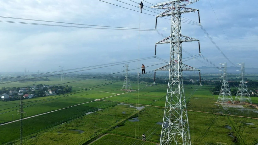 Thi công đường dây 500kV mạch 3. (Ảnh: Việt Hoàng/TTXVN)