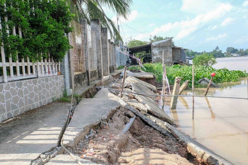 Bờ sông Ô Môn đoạn qua phường Thới An, quận Ô Môn bị sạt lở gây hư hỏng đường giao thông. (Ảnh: Thanh Liêm/TTXVN)