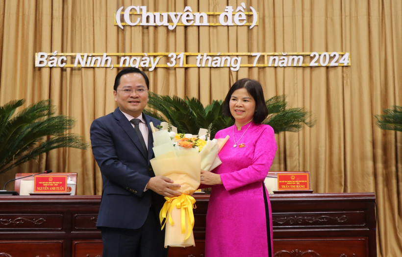 Bí thư Tỉnh ủy Bắc Ninh Nguyễn Anh Tuấn (bên trái) tặng hoa chúc mừng Chủ tịch Hội đồng Nhân dân tỉnh khóa XIX, nhiệm kỳ 2021-2026 Nguyễn Hương Giang. (Ảnh: Thái Hùng/TTXVN)