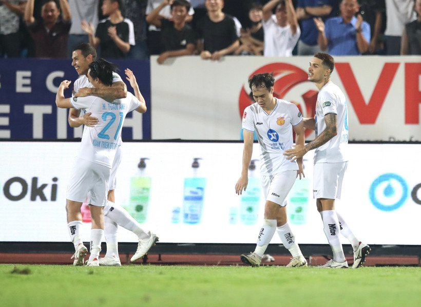 Hendrio (ngoài cùng bên phải) ghi bàn gỡ hòa 1-1 cho Thép Xanh Nam Định trước đội khách Sông Lam Nghệ An. (Ảnh: TXNĐ)