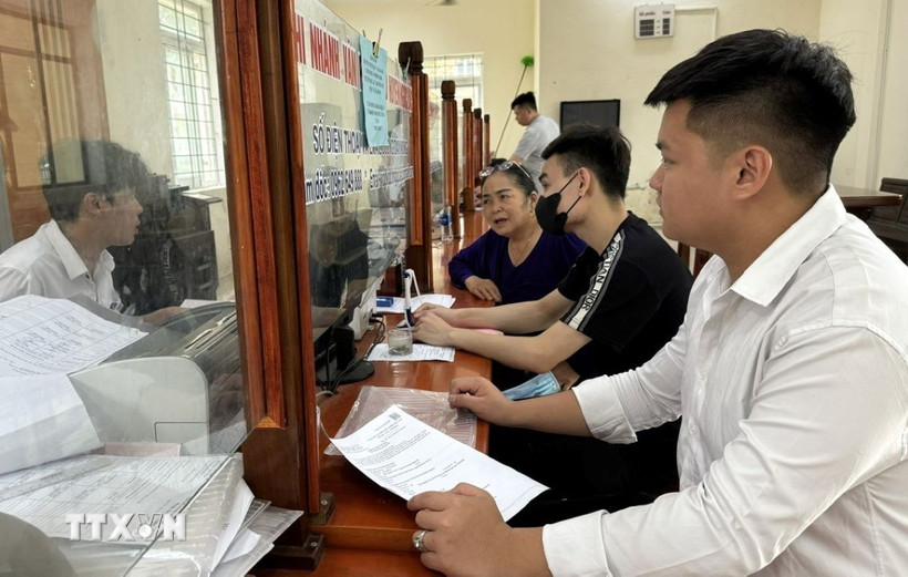 Người dân thực hiện thủ tục hành chính. (Ảnh minh họa. Nguồn: TTXVN)