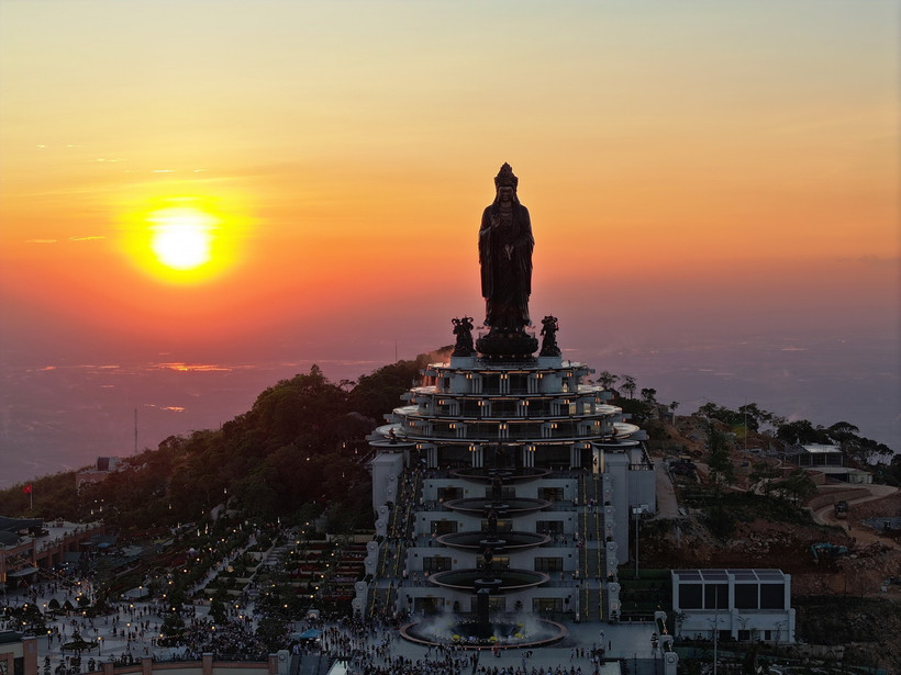 Đỉnh núi Bà Đen ở Tây Ninh hút khách du lịch với nhiều công trình ấn tượng. (Ảnh: Thanh Tân/TTXVN)