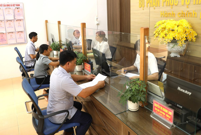 Người dân đến Bộ phận Phục vụ hành chính công làm thủ tục hành chính. (Ảnh minh họa: Tuấn Anh/TTXVN)