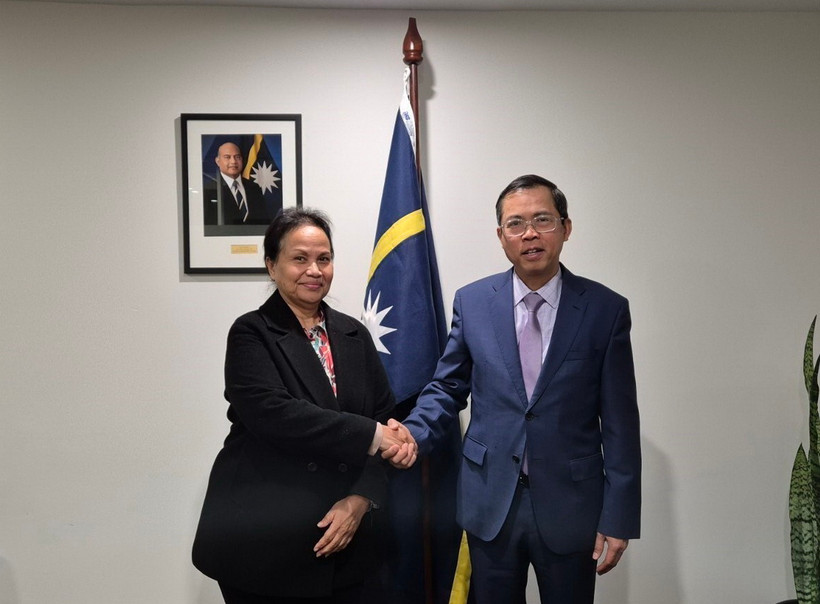 Đại sứ Việt Nam tại Australia Phạm Hùng Tâm (phải) chào xã giao Cao ủy Nauru Camilla Solomon. (Ảnh: TTXVN phát)