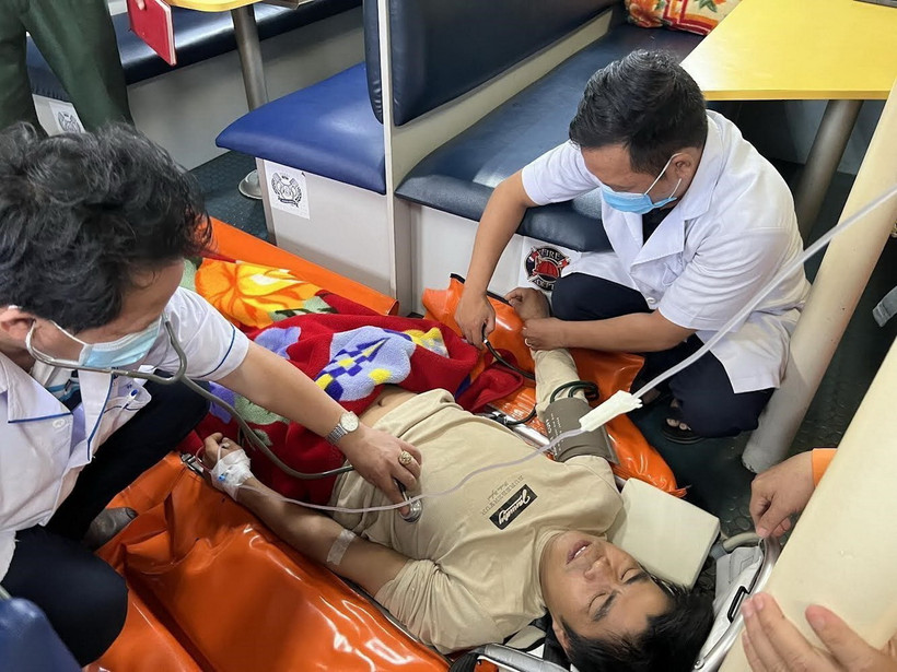 Chăm sóc y tế cho thuyền viên gặp nạn. (Ảnh: TTXVN phát)