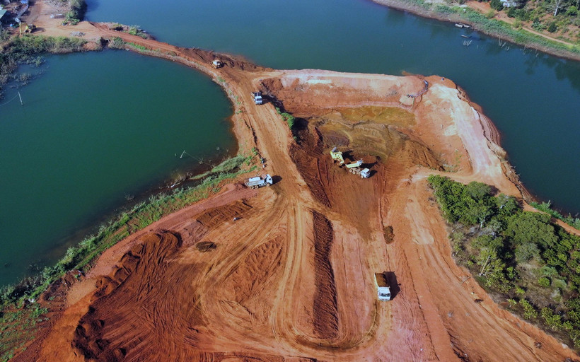 Thi công san lấp dự án đập hồ chứa bùn sau tuyển rửa số 2, Nhà máy alumin Nhân Cơ. (Ảnh: Minh Hưng/TTXVN)