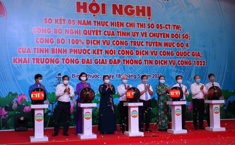 Lãnh đạo tỉnh Bình Phước thực hiện nghi thức khai trương Tổng đài giải đáp thông tin dịch vụ công 1022; công bố 100% dịch vụ công trực tuyến mức độ 4 của tỉnh kết nối Cổng dịch vụ công Quốc gia. (Ảnh: Sỹ Tuyên/TTXVN)