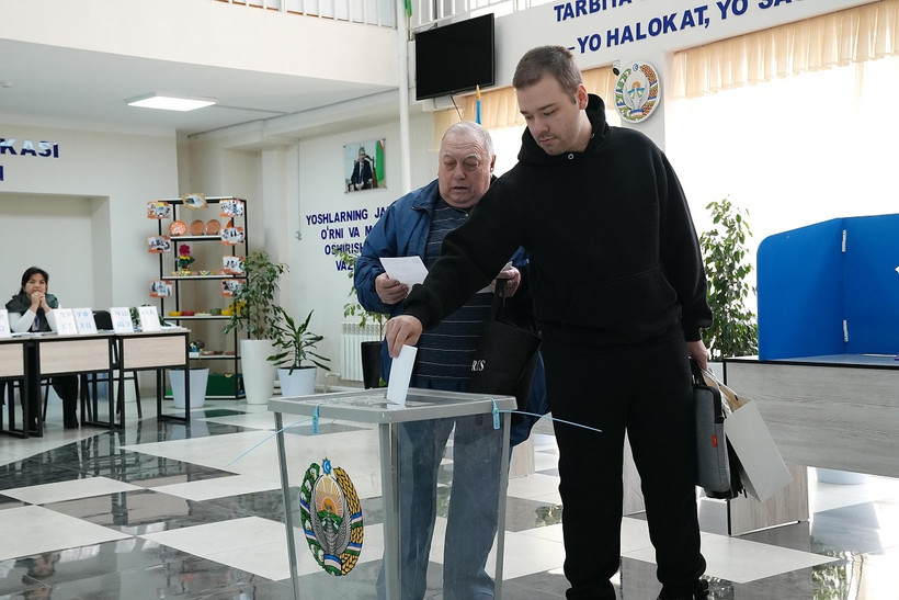 Cử tri bỏ phiếu trong cuộc bầu cử Quốc hội tại Tashkent, Uzbekistan ngày 27/10/2024. (Ảnh: THX/TTXVN)
