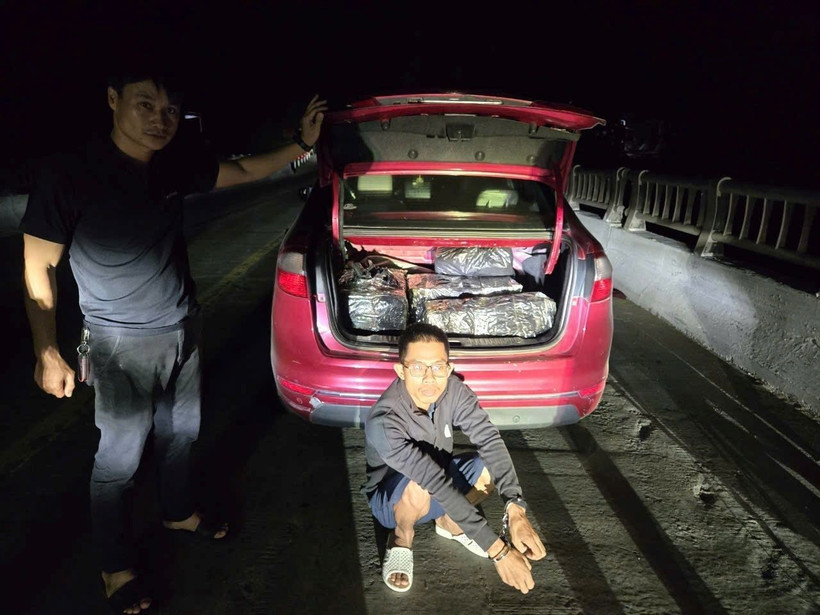 Đối tượng Đ.M.H. (sinh năm 1996), trú tại thôn Lê Sơn Nam, xã Hòa Tiến, huyện Hòa Vang, thành phố Đà Nẵng, bị bắt giữ cùng tang vật khoảng 170kg pháo nổ chở trên xe ô tô. (Ảnh: TTXVN phát)