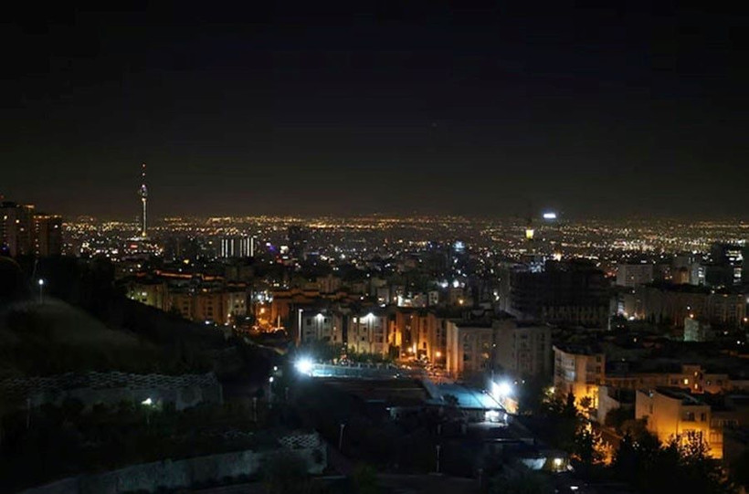 Quang cảnh thủ đô Tehran, Iran rạng sáng 26/10/2024 sau một loạt tiếng nổ lớn. (Ảnh: REUTERS/TTXVN)