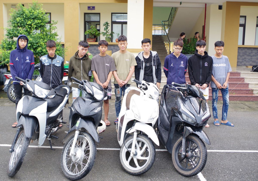 Cơ quan Công an bắt giữ nhóm thiếu niên điều khiển xe mô tô lạng lách, đánh võng, đánh người đi đường. (Ảnh: TTXVN phát)