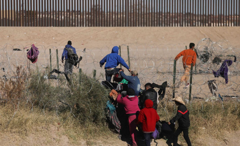 Người di cư vượt biên từ Mexico vào Mỹ. (Ảnh: AFP/TTXVN)