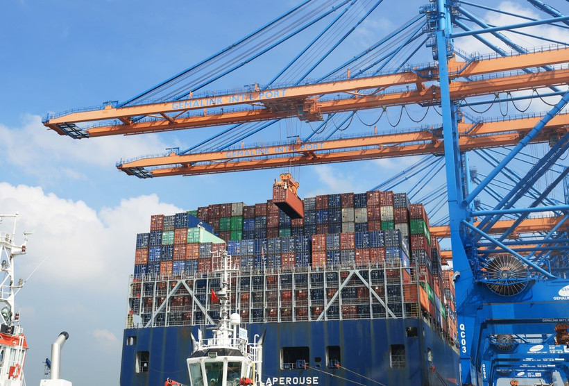 Bốc dỡ container lên tàu trọng tải 200.000DWT tại cảng quốc tế Gemalink, thị xã Phú Mỹ, tỉnh Bà Rịa - Vũng Tàu. (Ảnh: Hồng Đạt/TTXVN)