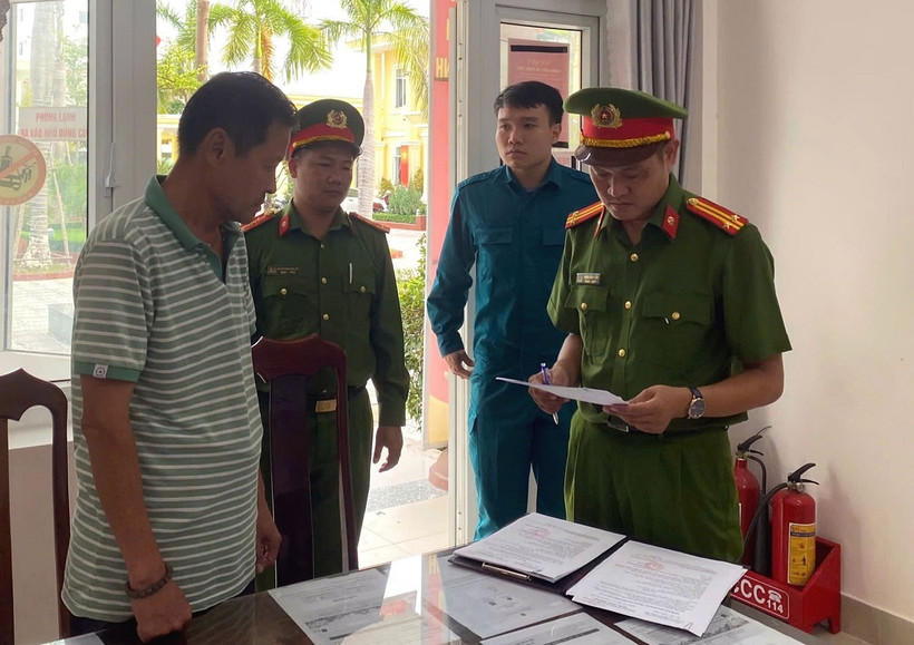 Cơ quan điều tra đọc lệnh bắt tạm giam đối với bị can Võ Đức Bảy. (Ảnh: TTXVN)