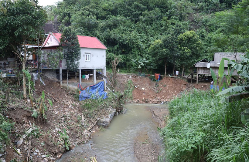 Cụm dân cư nằm trong khu vực có nguy cơ sạt lở, sụt trượt cao khi người dân xây dựng nhà ở bên bờ vực hạ nguồn khe suối. (Ảnh: Xuân Tiến/TTXVN)