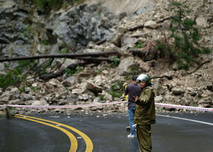 Lực lượng cảnh sát giao thông thành phố Đà Lạt và chính quyền địa phương có mặt để chăng dây cảnh báo, điều tiết các phương tiện lưu thông qua đoạn đường trên. (Ảnh: Nguyễn Dũng/TTXVN)