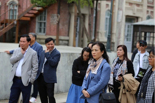 Bà Ngô Phương Lan (áo xanh) cùng đoàn Việt Nam tham quan phim trường Hwacheon. (Nguồn: Báo Thanh niên) 