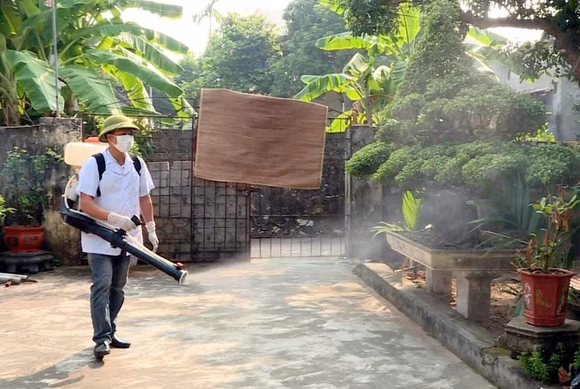Cán bộ y tế tổ chức phun thuốc diệt muỗi . (Ảnh: Thùy Dung/TTXVN) 